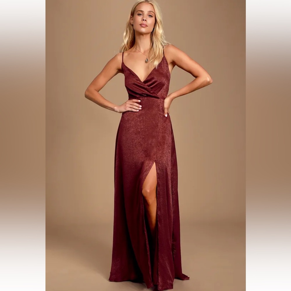 Lulu‘s Burgundy Satin Maxi Dress